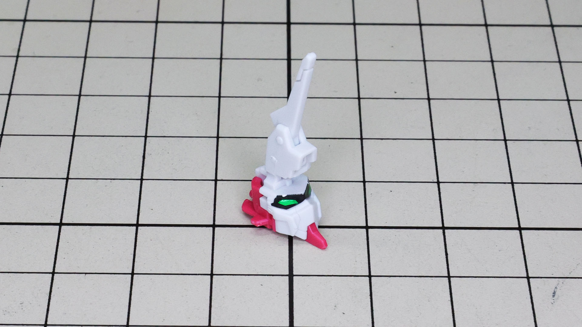 ズゴックを組むのにツインアイのシールを貼りこむという面白い体験ができます