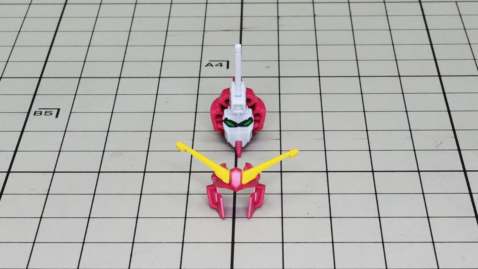 前後からヘルメットを合わせてインフィニットジャスティスガンダム弐式の頭部が完成します
