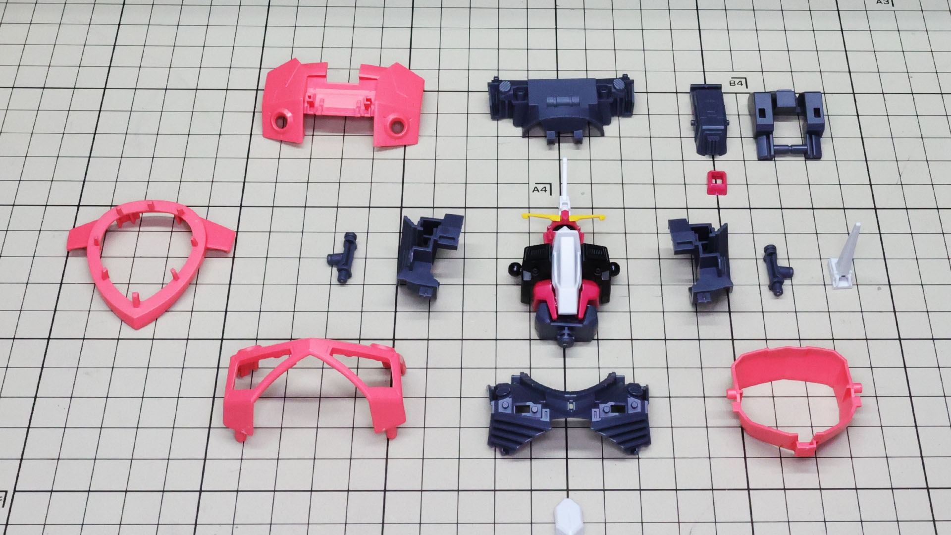 インフィニットジャスティスガンダム弐式のボディをフレームとして周囲を増加装甲のごとくズゴックのパーツで覆っていくイメージです