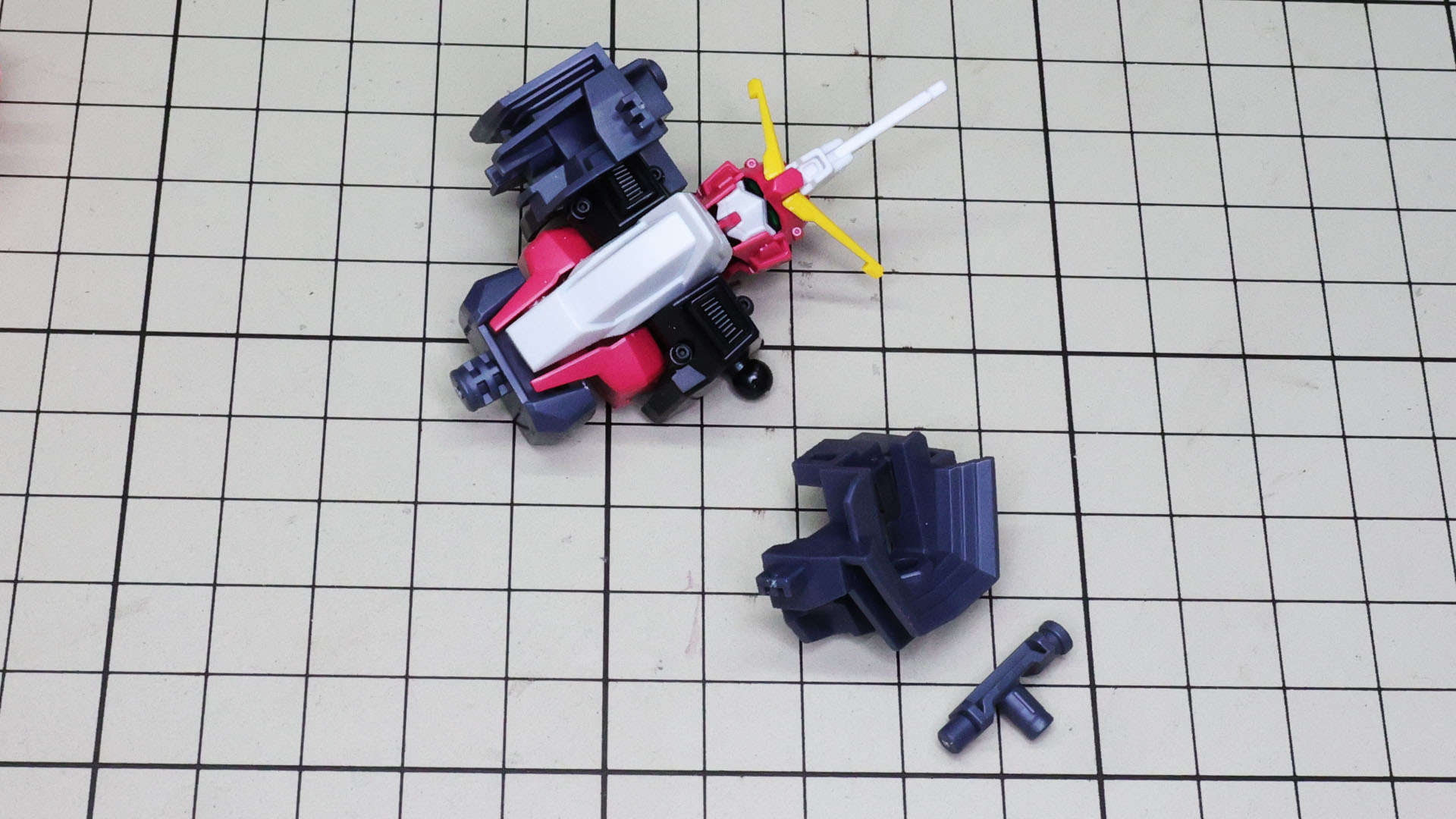 インフィニットジャスティスガンダム弐式のボディに肩関節のメカフレームを組んでいきます。丸軸のパーツが腕部接続軸です