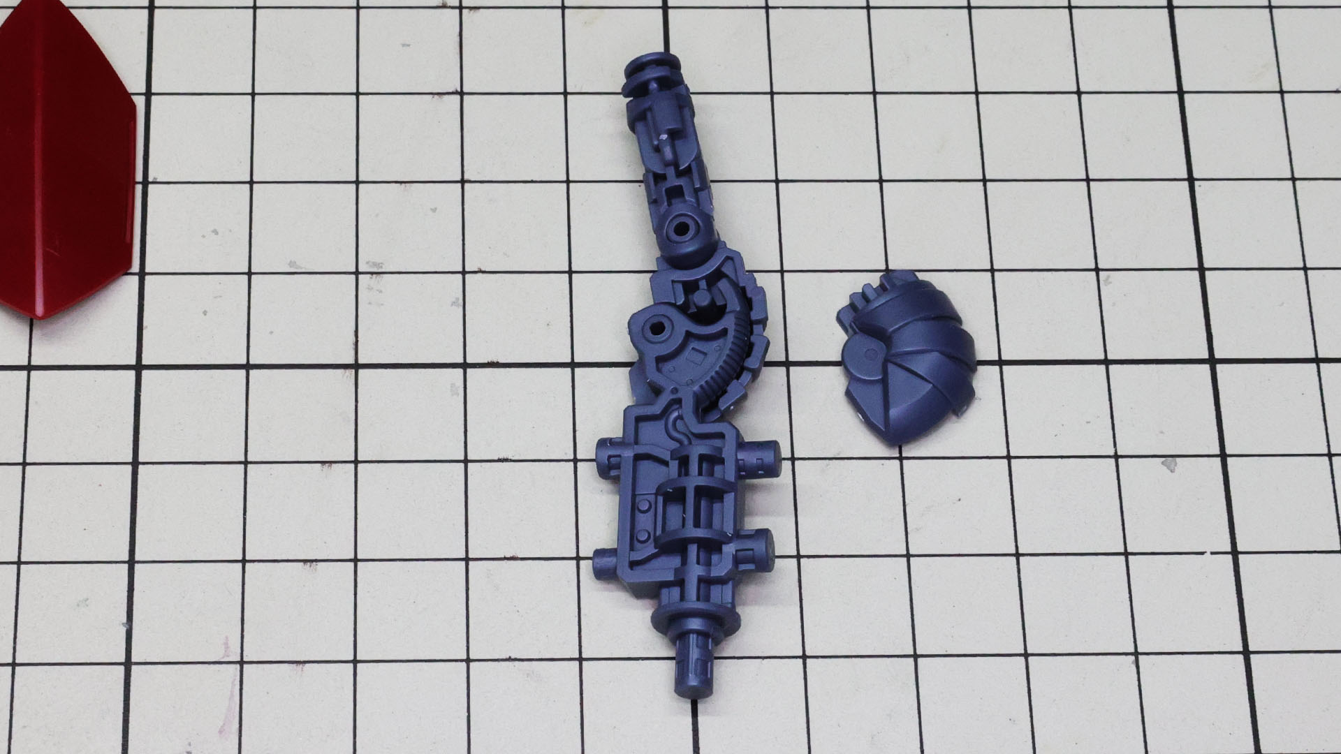 メカフレームを組みます。フレームにもパイプ状のディテールがあったり楽しい部分です