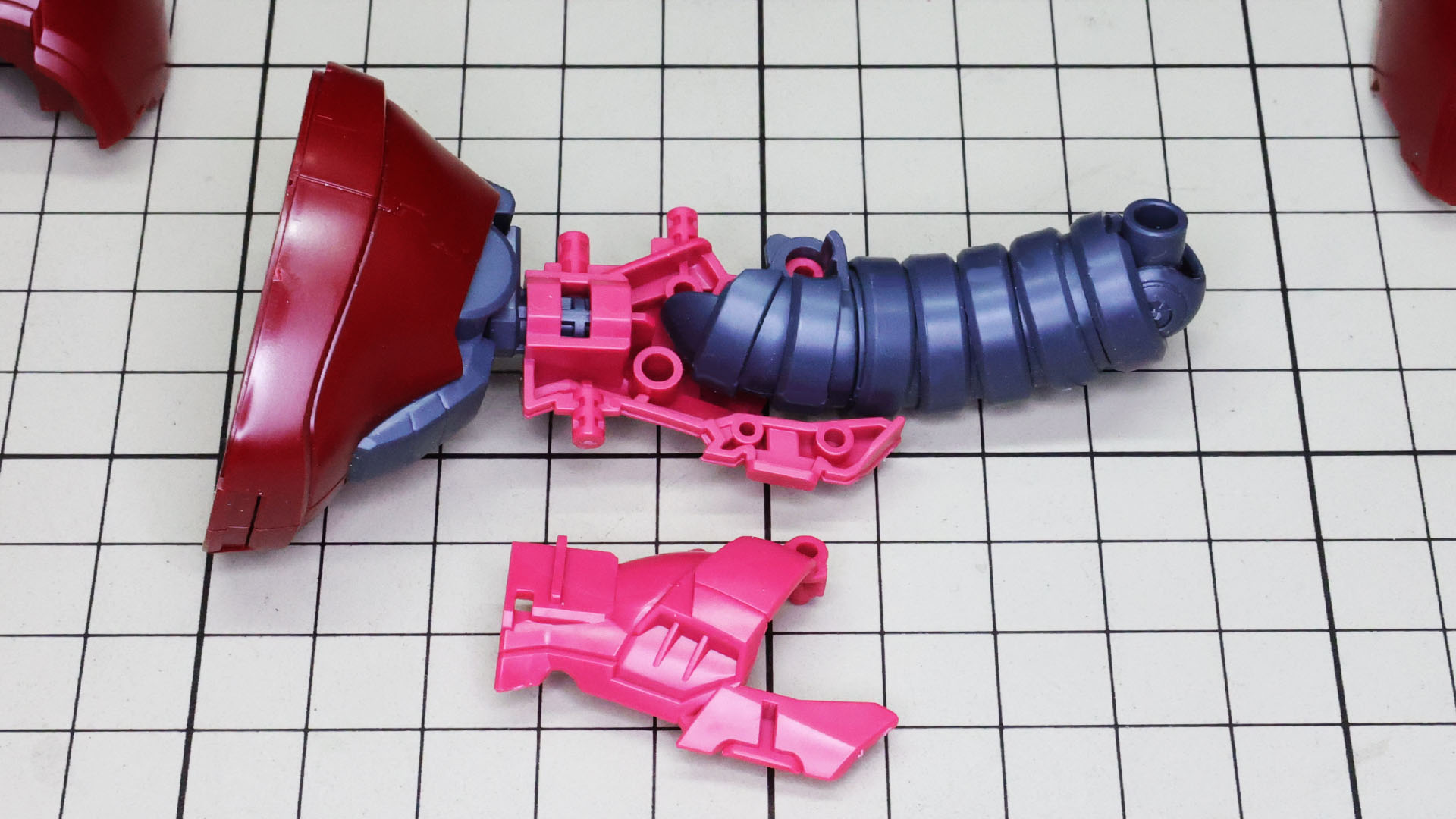 脛下はインフィニットジャスティスガンダム弐式のそのものがフレームとして使わます