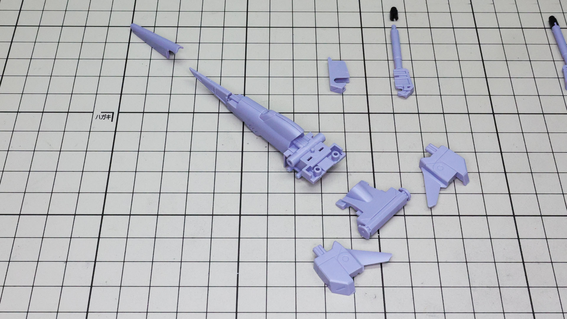 機首を組みます。折り畳み機構もあって、ここで組み込みます