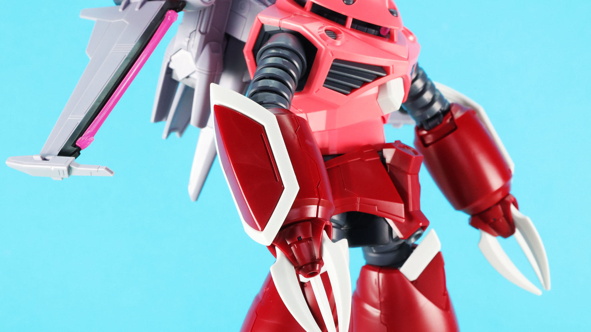 腕部の蛇腹と前腕のクローと小型のシールド