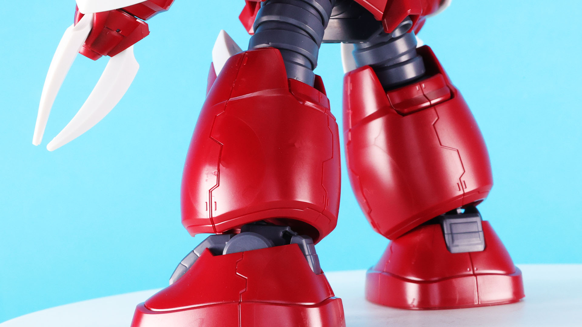 脚部にはインフィニットジャスティスガンダム弐式をフレームとして内蔵