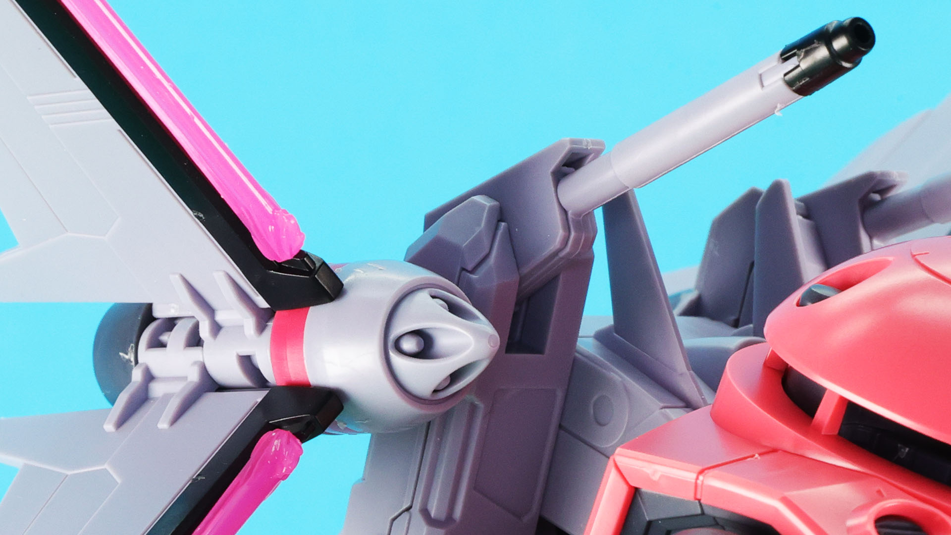 バックパックの左右ウイングは上下に展開、全体でX状になります