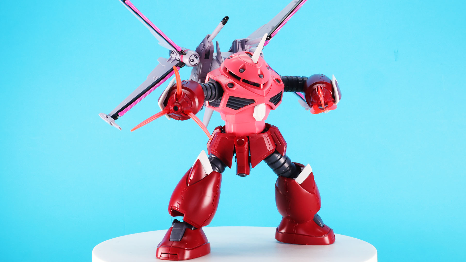 両腕のクローは赤熱化した状態のものが付属