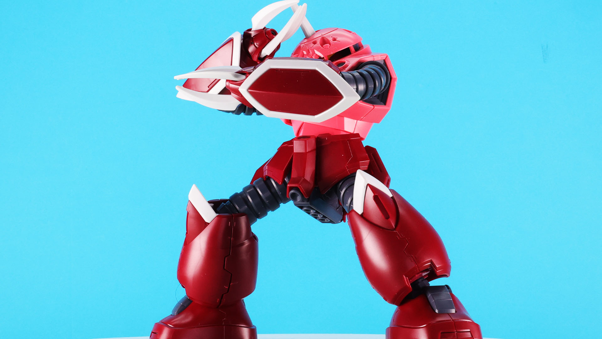 劇中終盤の最大の見せ場！攻撃を全身に受け止める！