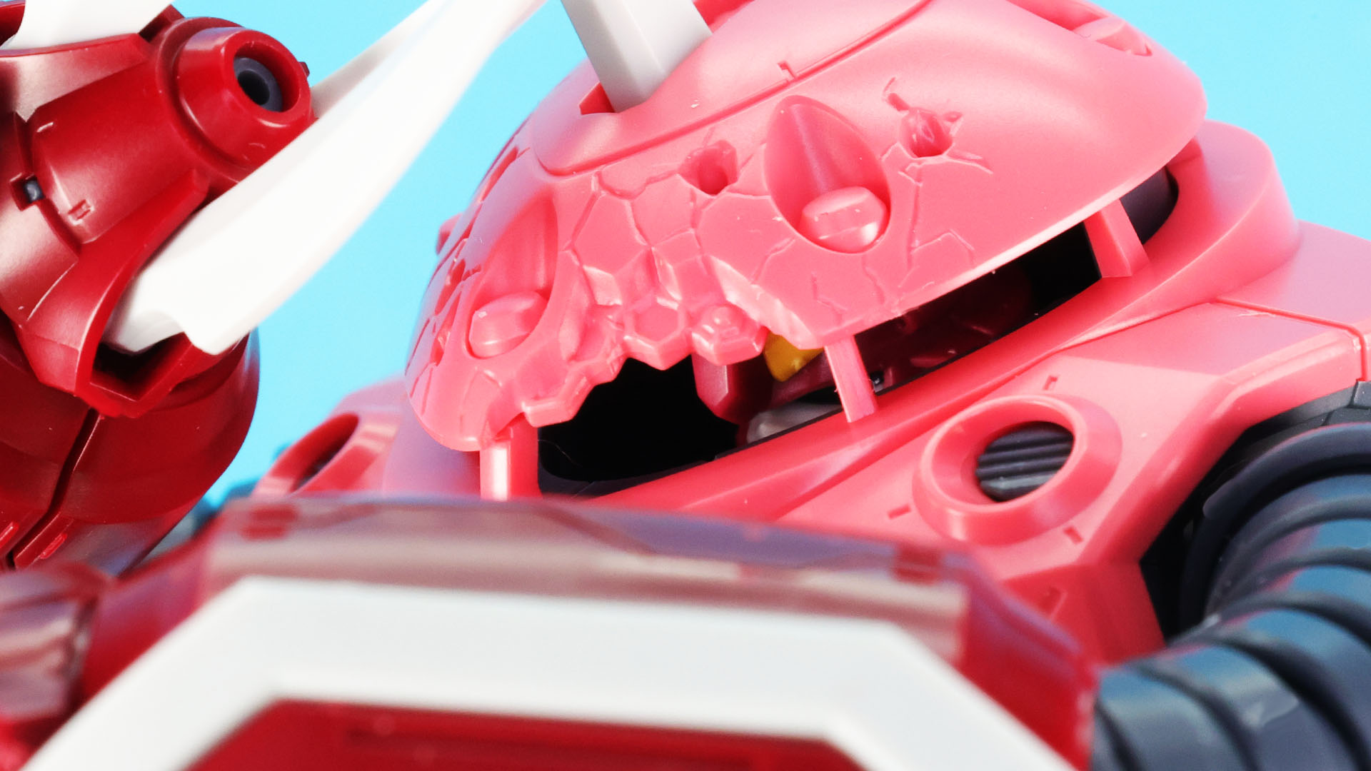 損傷した頭部装甲の付属がうれしい！電飾にチャレンジしてみるのもアリですね