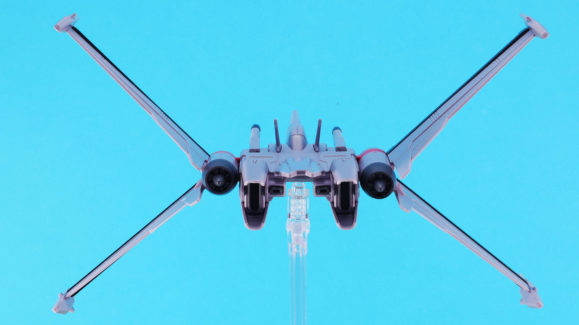 両腕の先端中心にはビーム砲があります