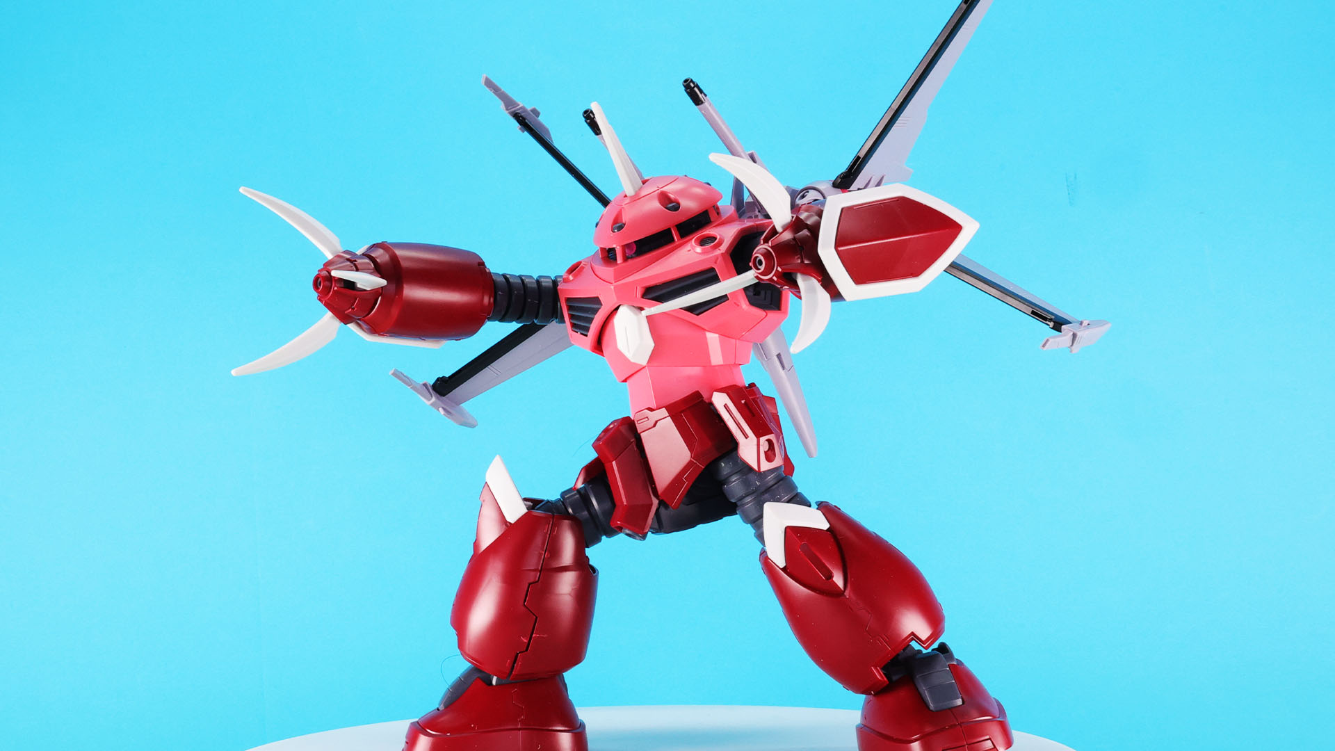 両腕の先端中心にはビーム砲があります