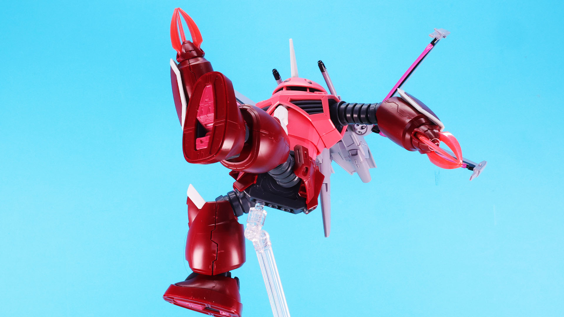 脚を大きく振り上げる可動性能を持っています