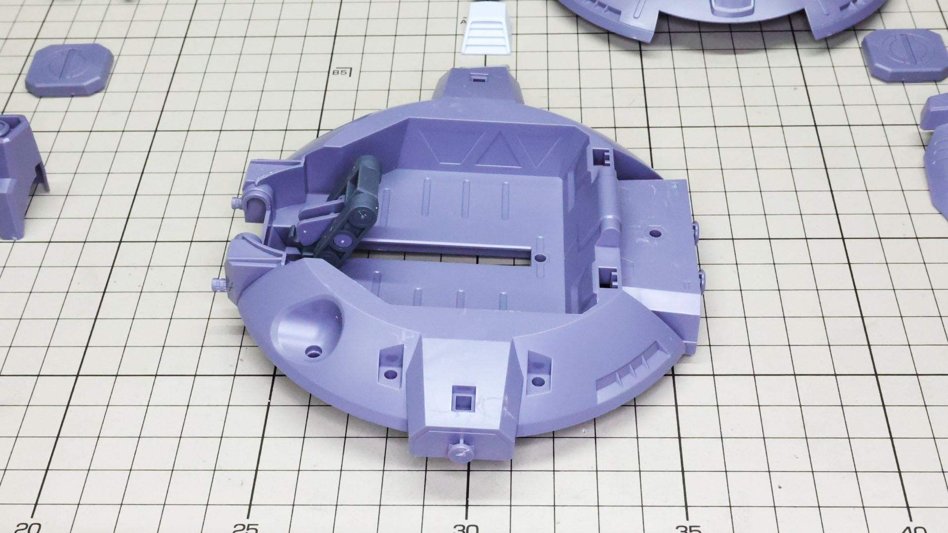 本体下面の前方から差し込んで……