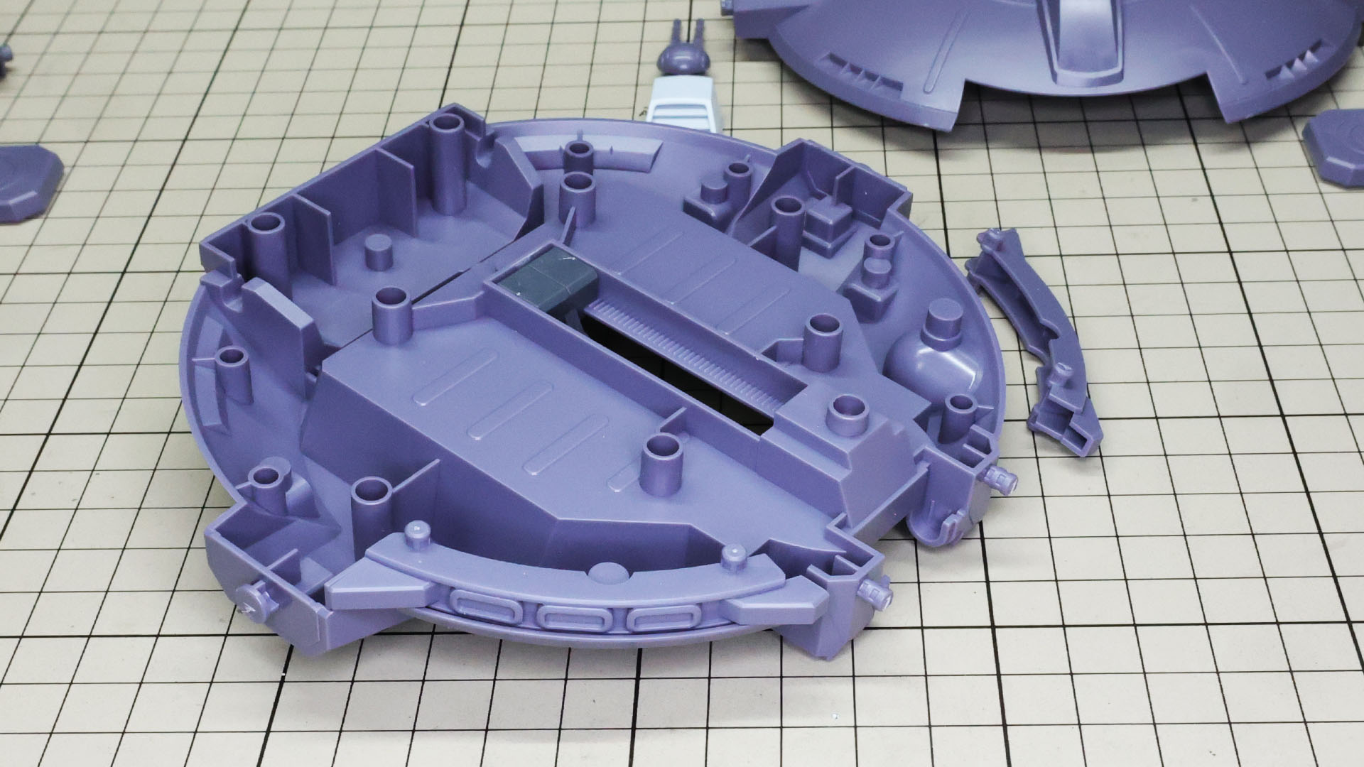 本体は多数の丸軸で上下が組まれて剛性が高いです。周囲にディテールパーツを組み込みます