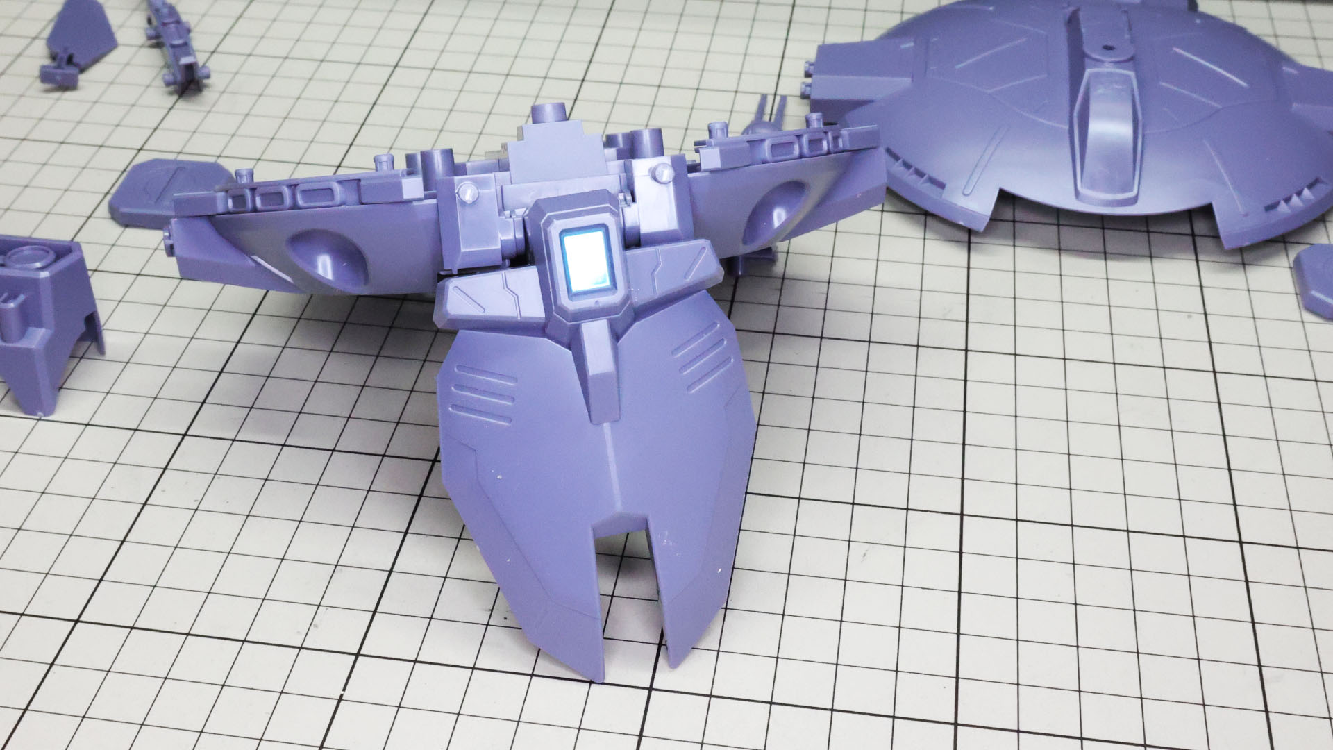 機体前面に装甲を組み付けました。シールでの装飾があります