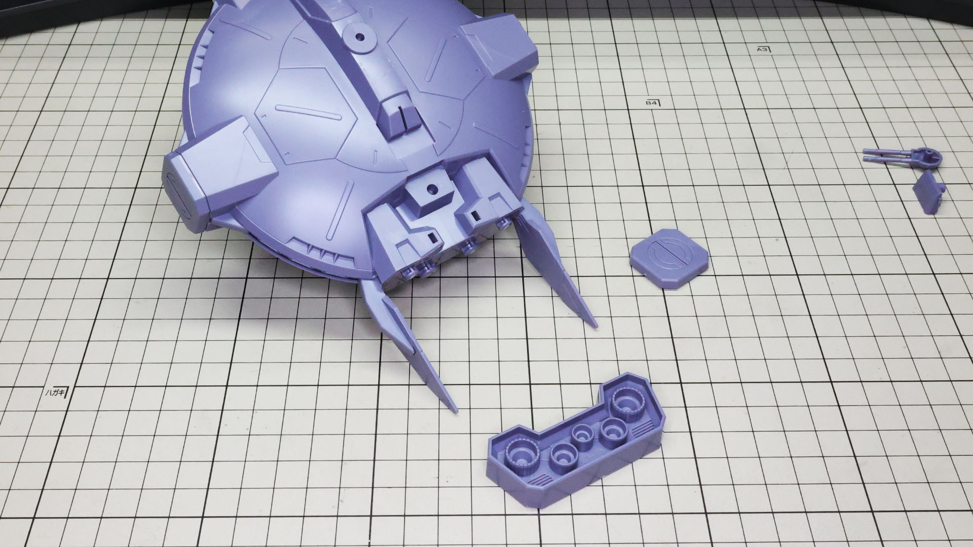 機体後部のノズル部を組み付けます。ノズル一つずつ塗分けられたらリアルですね！