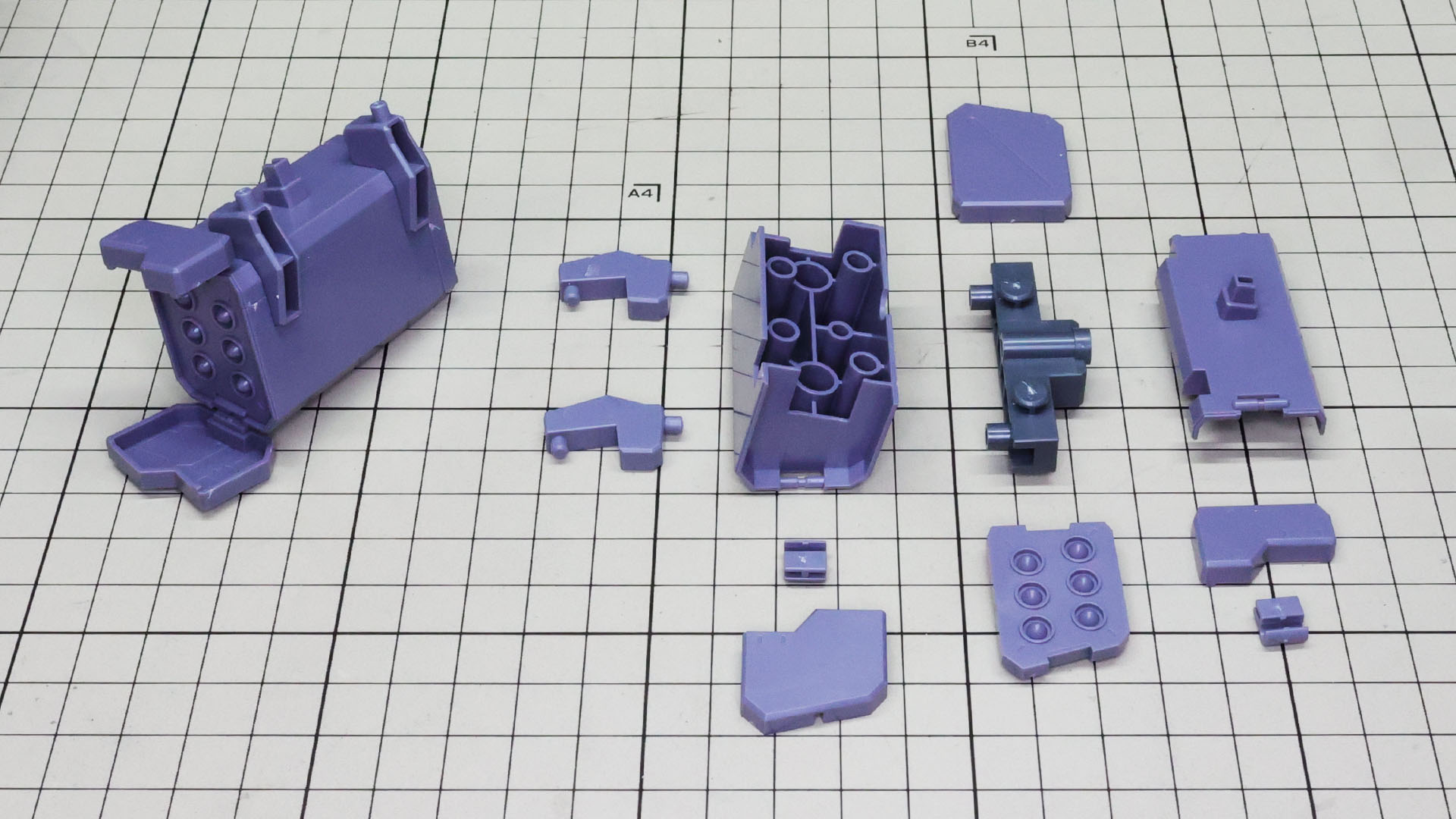 機体左右にあるミサイルポッドを組みます。右側用は組んであります