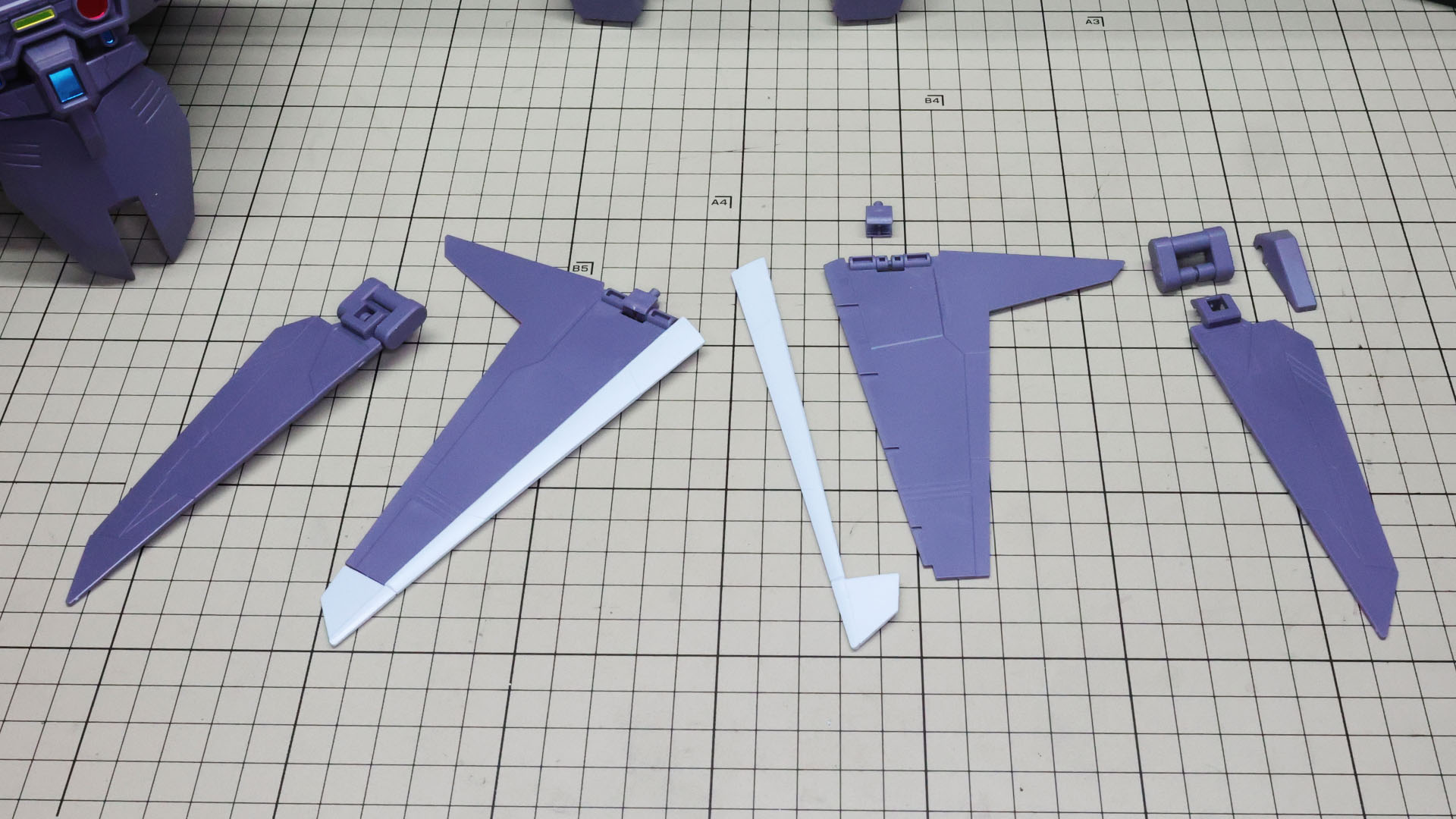 メインとなる巨大なウイングには白い加飾部があります