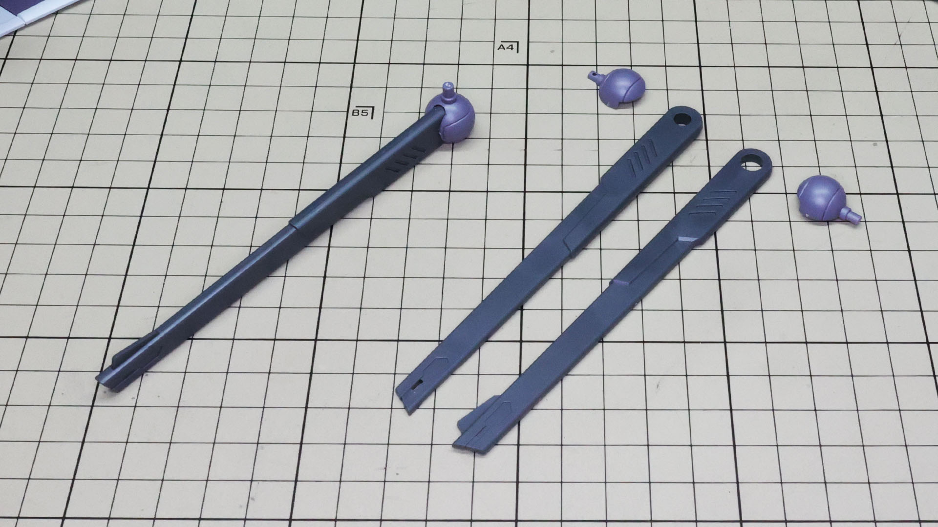 機体前面に位置する左右2門の砲塔は根元で回転させられます