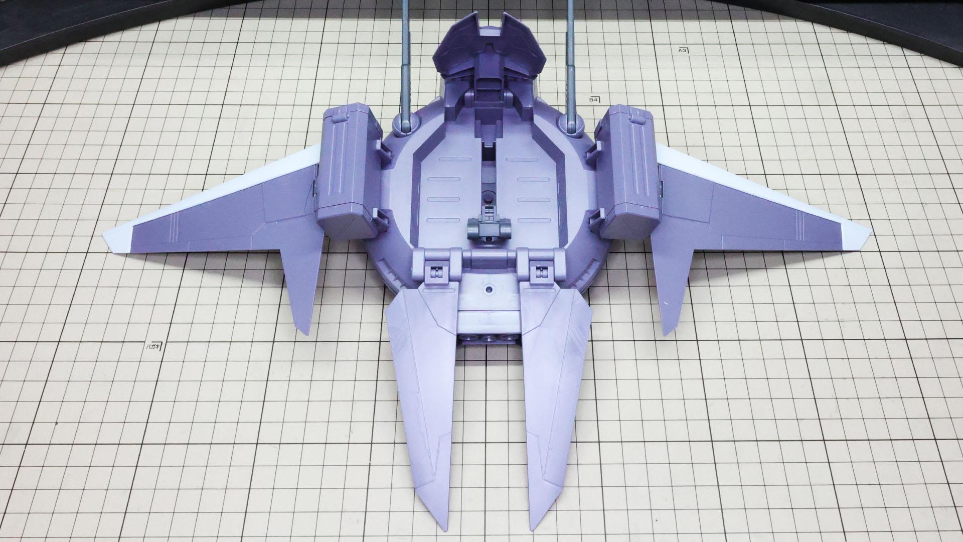 機体を裏側から。全幅約410mmになる巨大なキットです