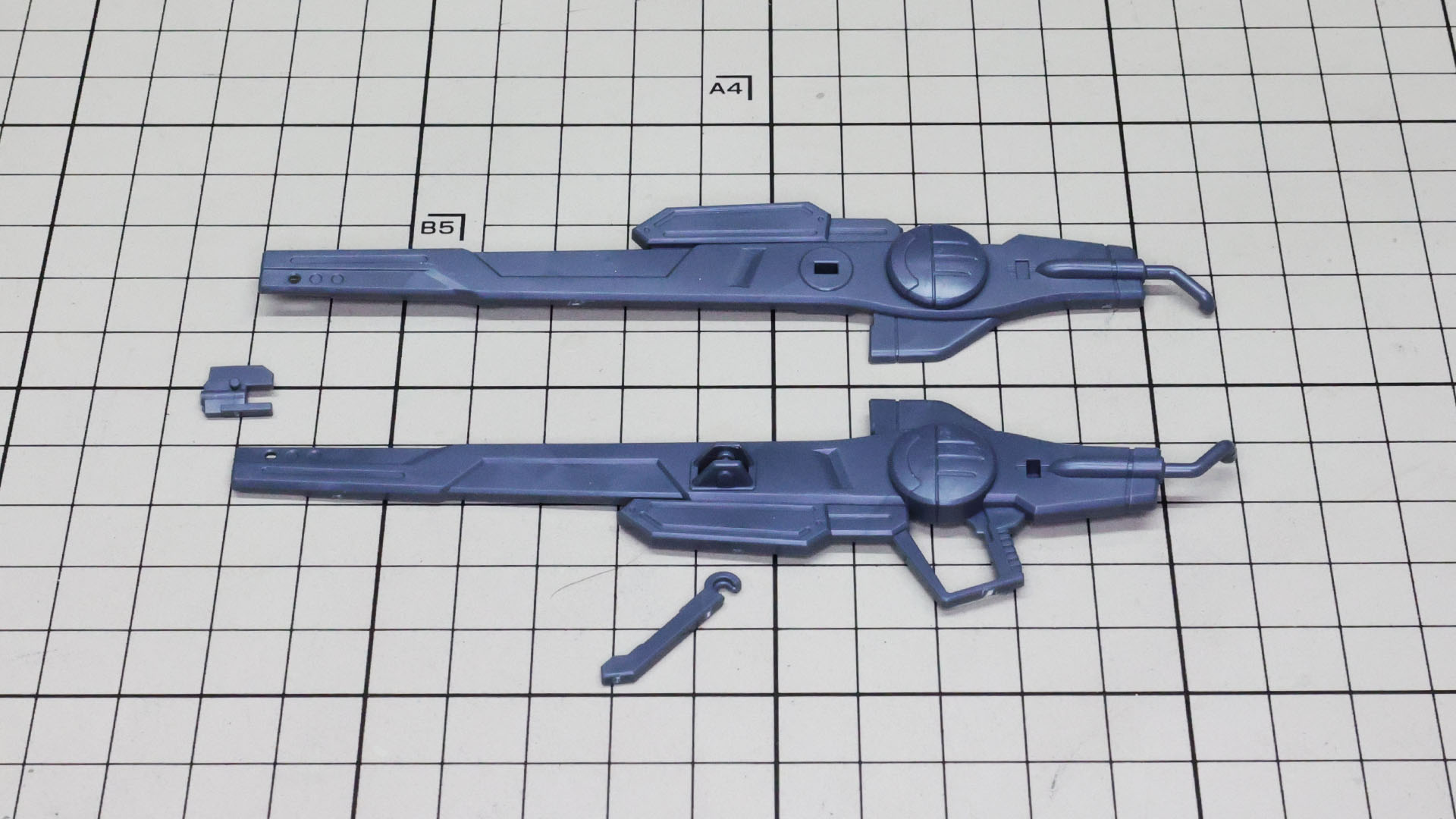 試製35式改レールガンを組みます。左右張り合わせなので簡単に組みあがりますね