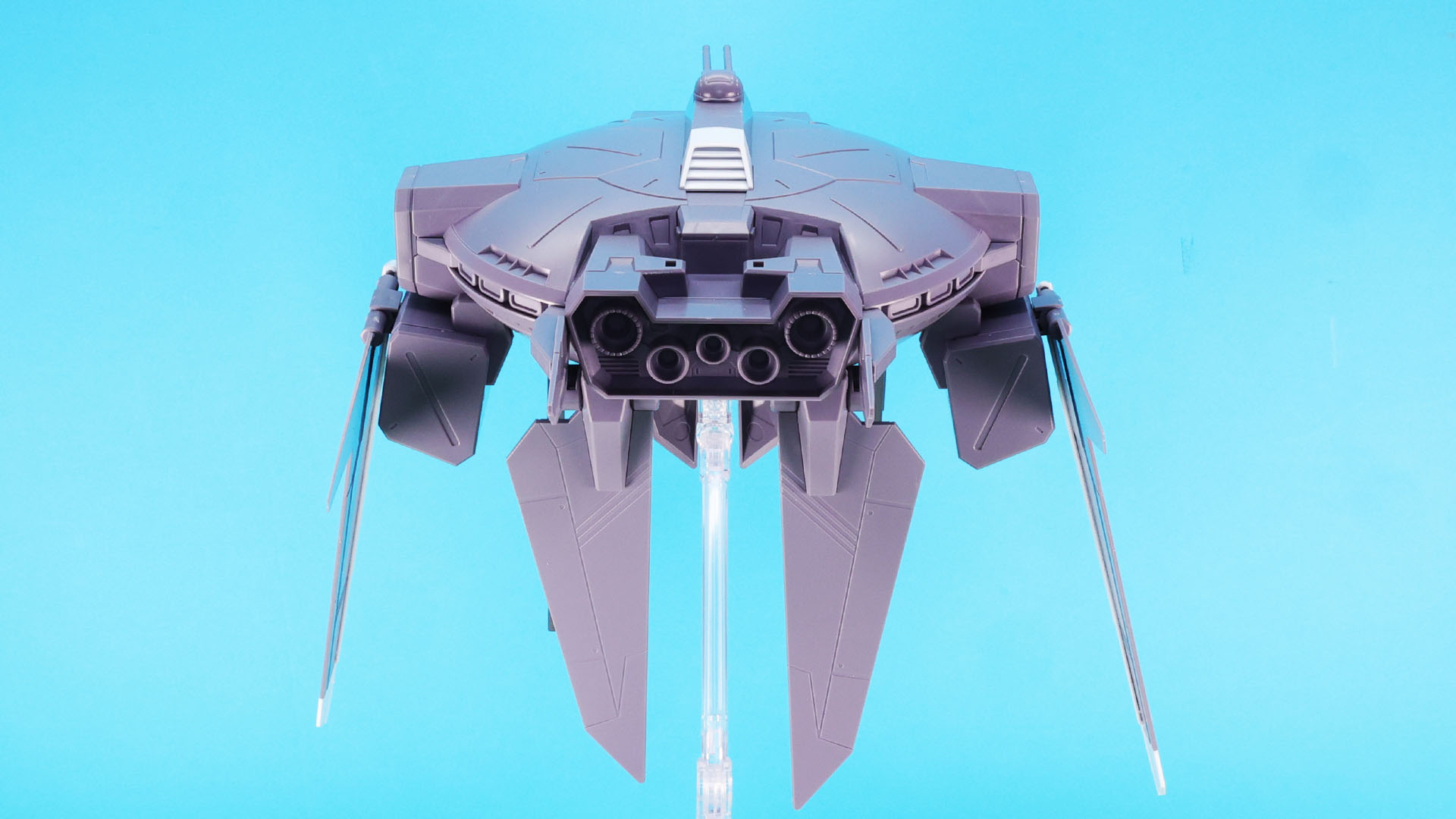 機体後方には推進機が並ぶ