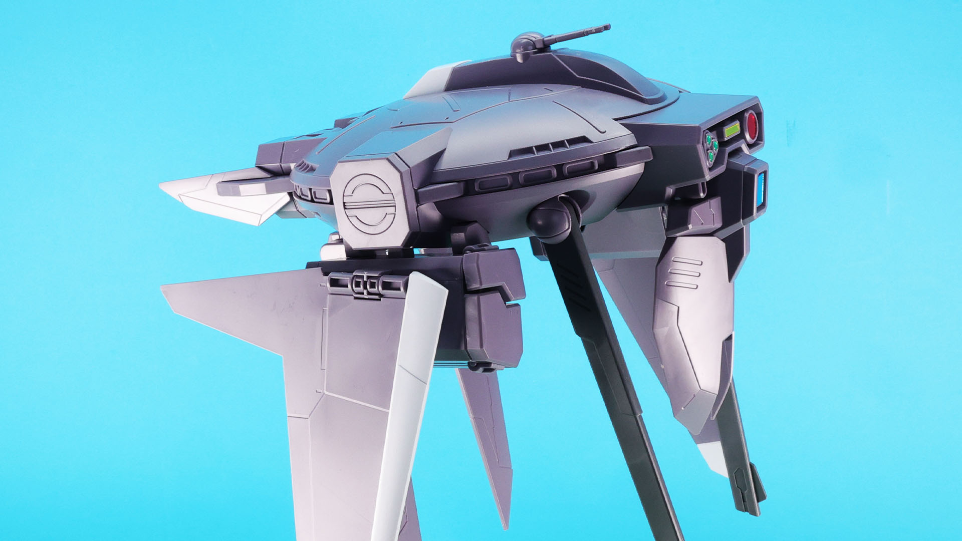 駐機時には機体前方の砲塔は下方に畳んでいます