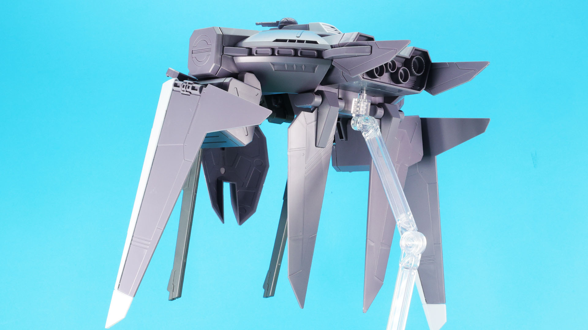 左右の巨大なウイングと後方のスタビライザーは折り畳まれています