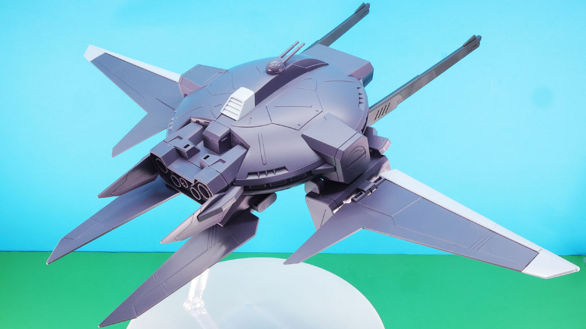 ウイングを展開させれば長大な全幅を誇ります