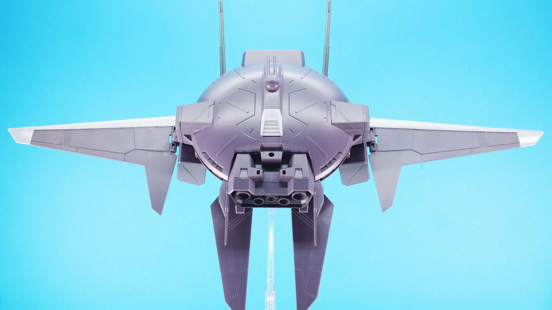 機体中央後方にはスタンドを接続できる穴が用意されていてモビルスーツなどを同時にディスプレイできます