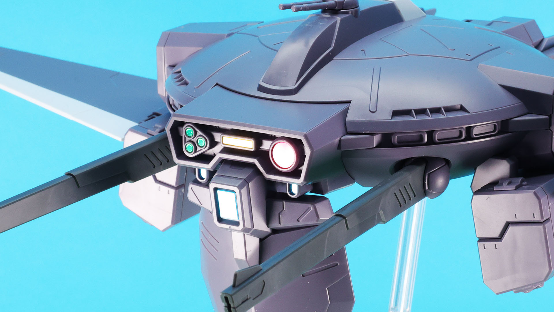 機体前面のセンサー類は厚めのプラスチックシールでディテールを追加しています