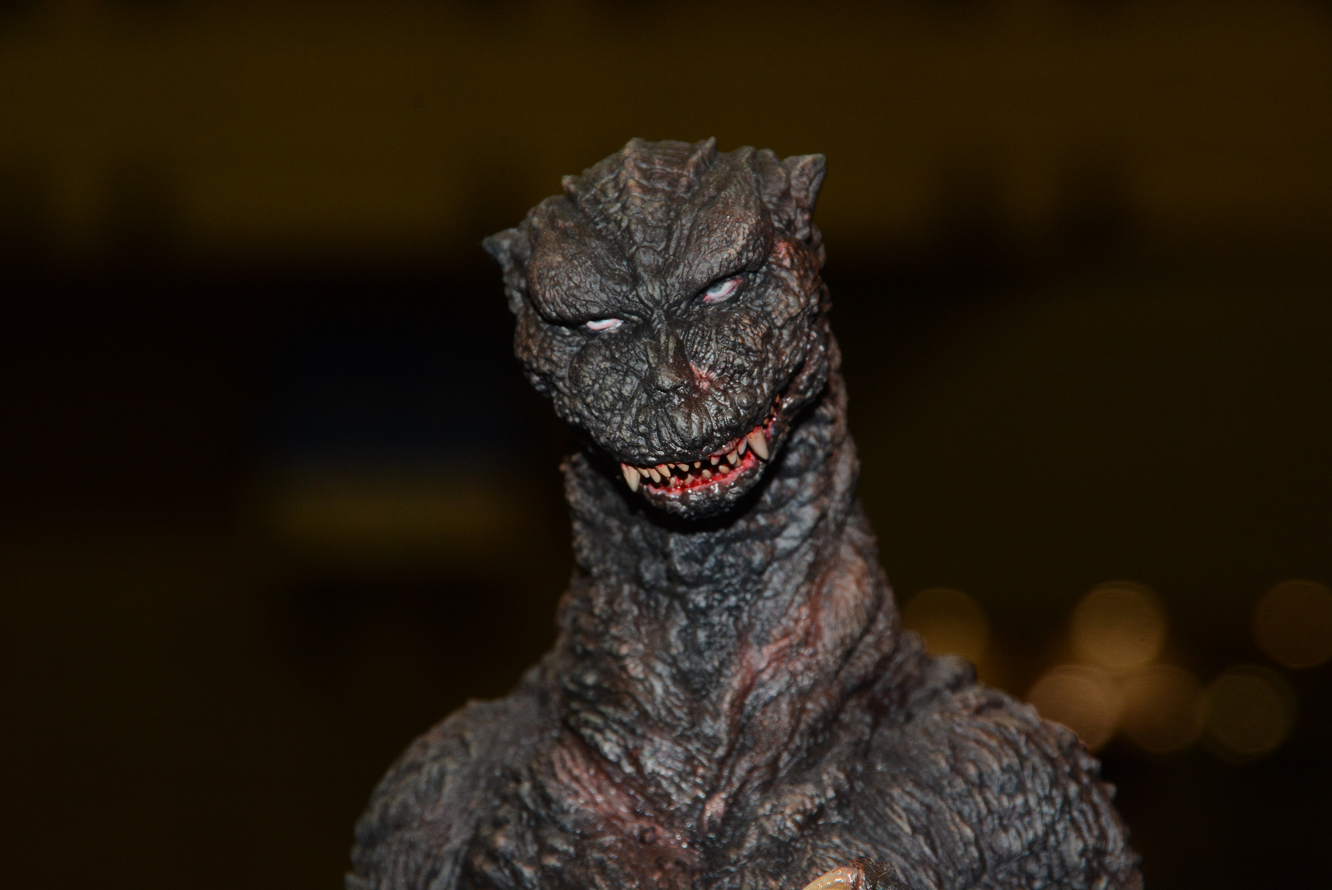 正面の顔は特に人間を思わせるものに