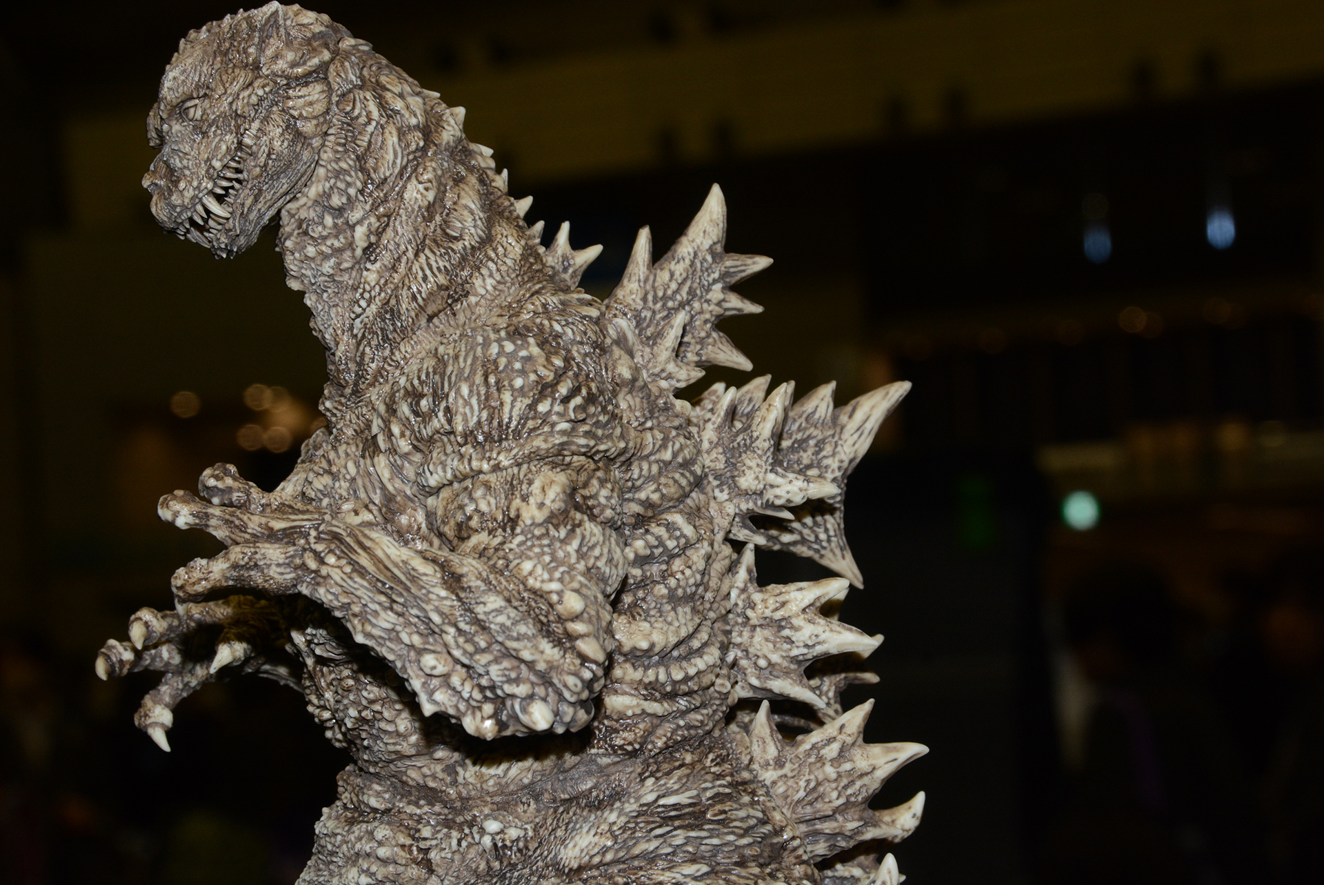 海底に潜むゴジラには、背びれにフジツボが付着している