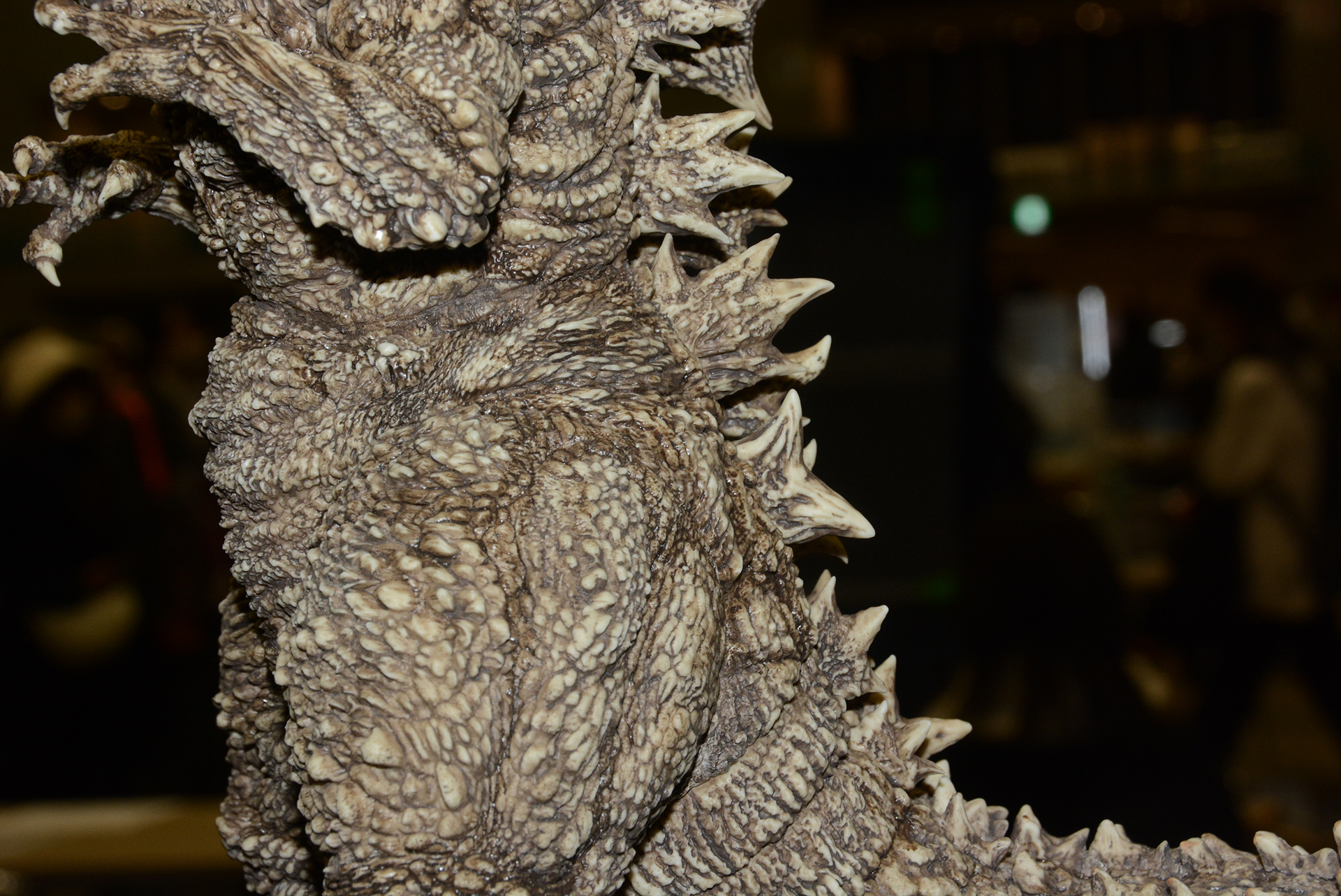 海底に潜むゴジラには、背びれにフジツボが付着している