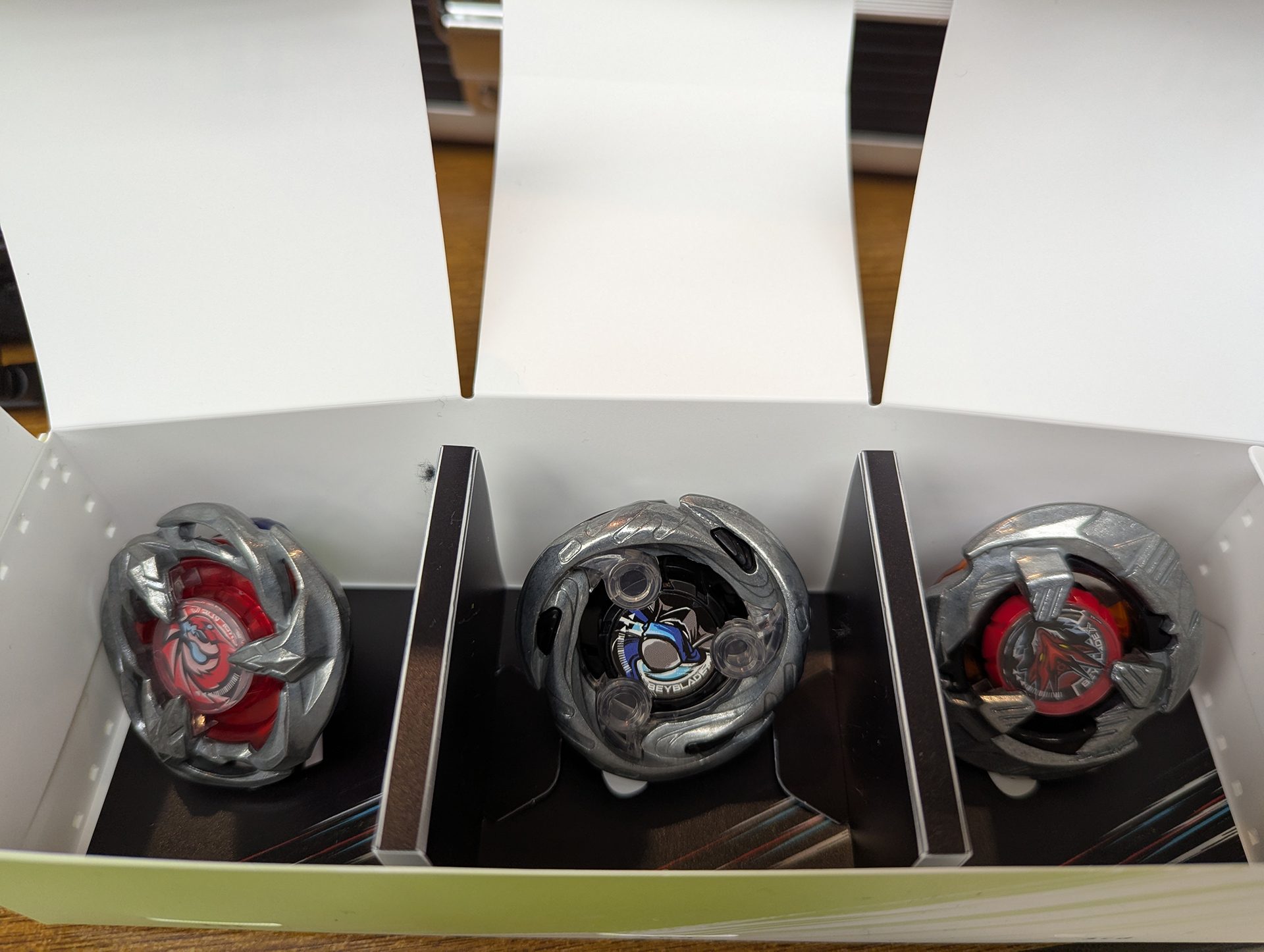 「S1 Cheese杯」はライト級限定のイベント。3on3なので、デッキケースにベイを収納して勝負に挑む。今回使用するのは左から「ワイバーンゲイル 3-60UN」、「シノビシャドウ 5-60FB」、「シェルタードレイク 1-60LR」