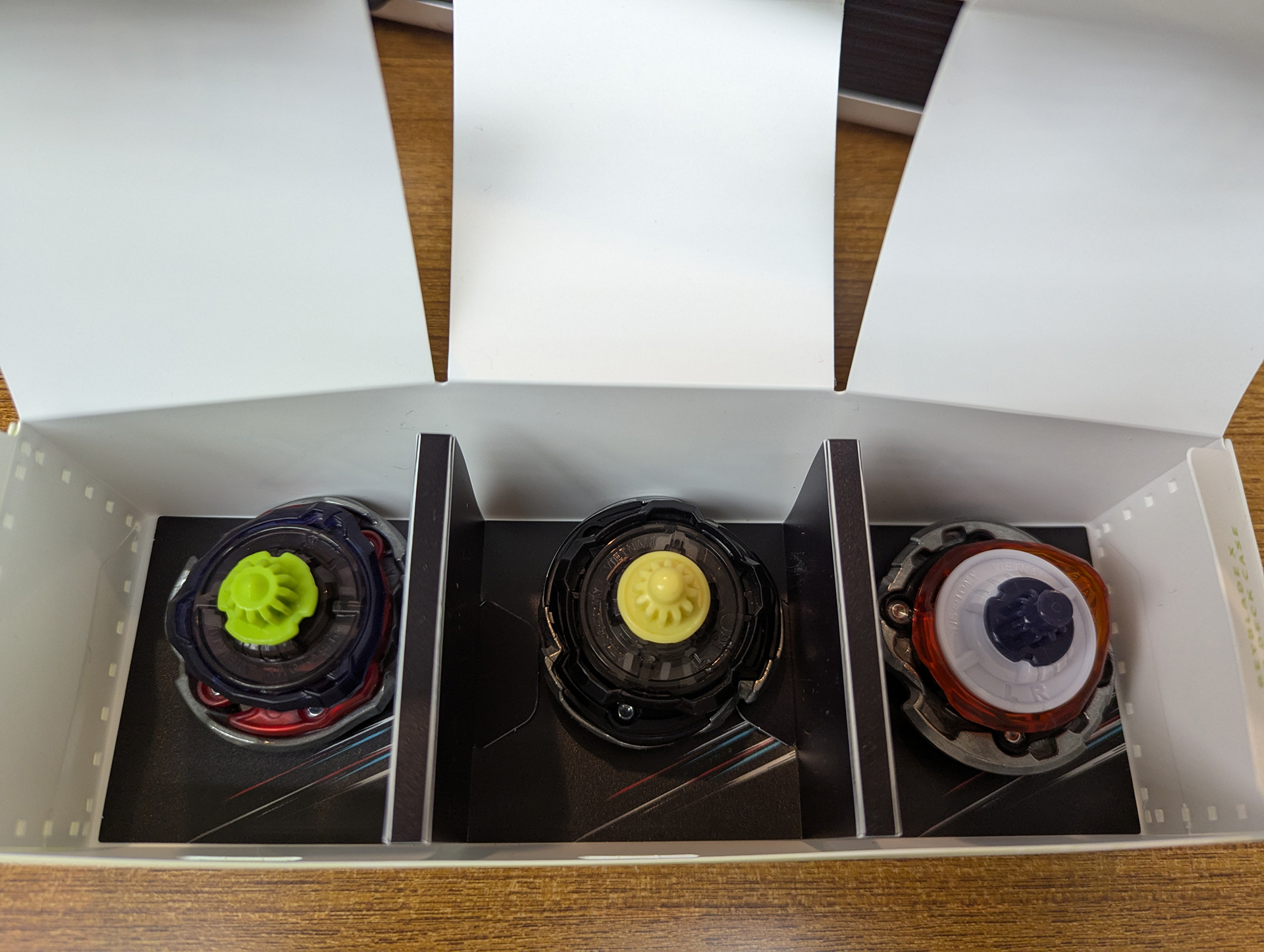 「アンダーニードル(UN)」は通常のニードルよりも2㎜高さが低い低重心ビット。「ローラッシュ(LR)」ビットも通常のラッシュと比べて高さが1mmほど低くなっている。今回のラチェットは全て60台。2月15日に発売されたばかりのシェルタードレイクは台形っぽい縦長形状のため、1-60を使ってみた