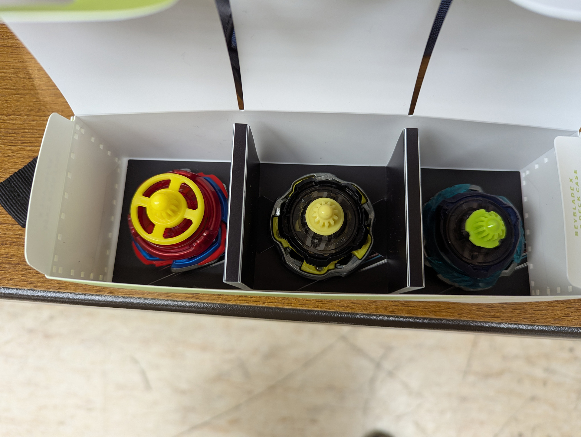 先ほどのG3大会では敗れた「インパクトドレイク」だが、むしろさらに重量を増やす方向にカスタマイズしたほか、「ウィザードロッド」は定番の構成で安定性を高め、「シルバーウルフ」も「アンダーニードル(UN)」で更なる低重心化を狙う