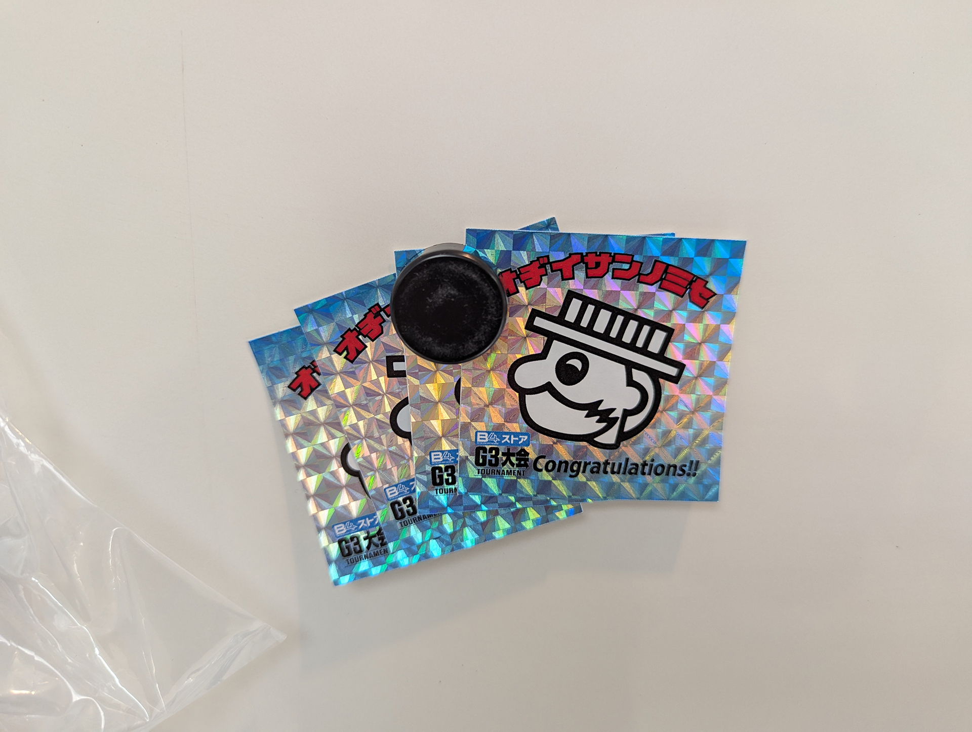 大会では、副賞として「おぢいさんの店」店長の田中肇氏が用意したお店のロゴシールなどを用意