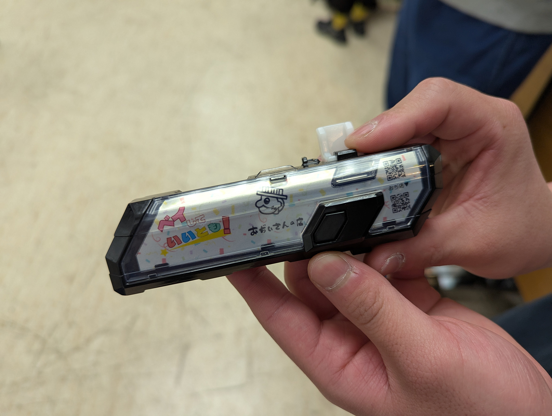 こちらはボランティアのメンバーが用意したバトルパスにセットできる「おぢいさんの店」のロゴ入りシート。こういったファンメイドのテイスト溢れるアイテムは思い出に残る