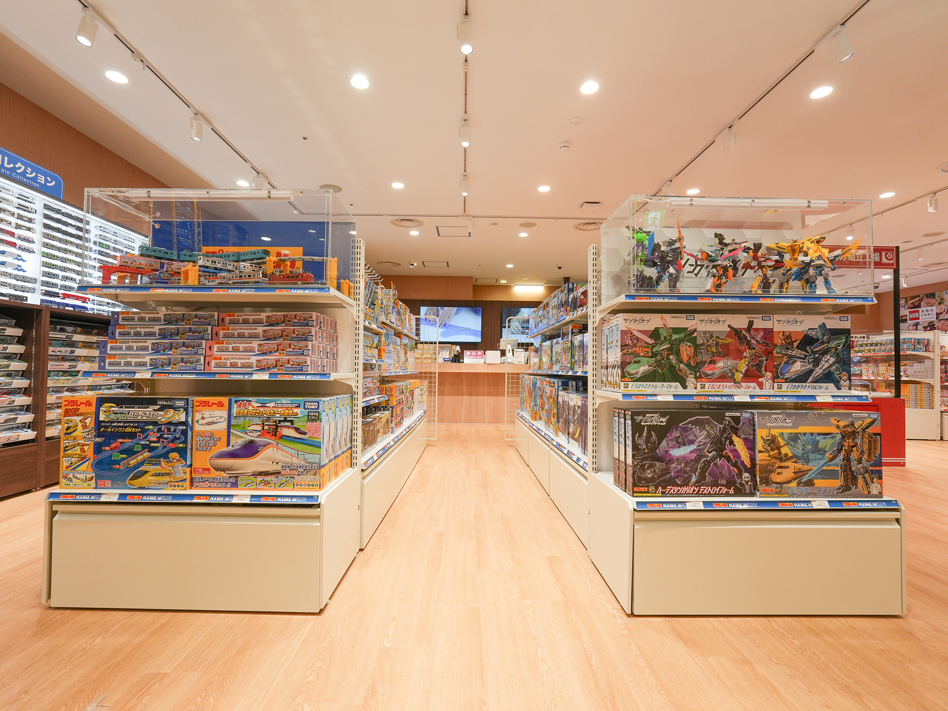 新たにリニューアルされ、トミカショップとプラレールショップが統合した「トミカ・プラレールショップ東京店」