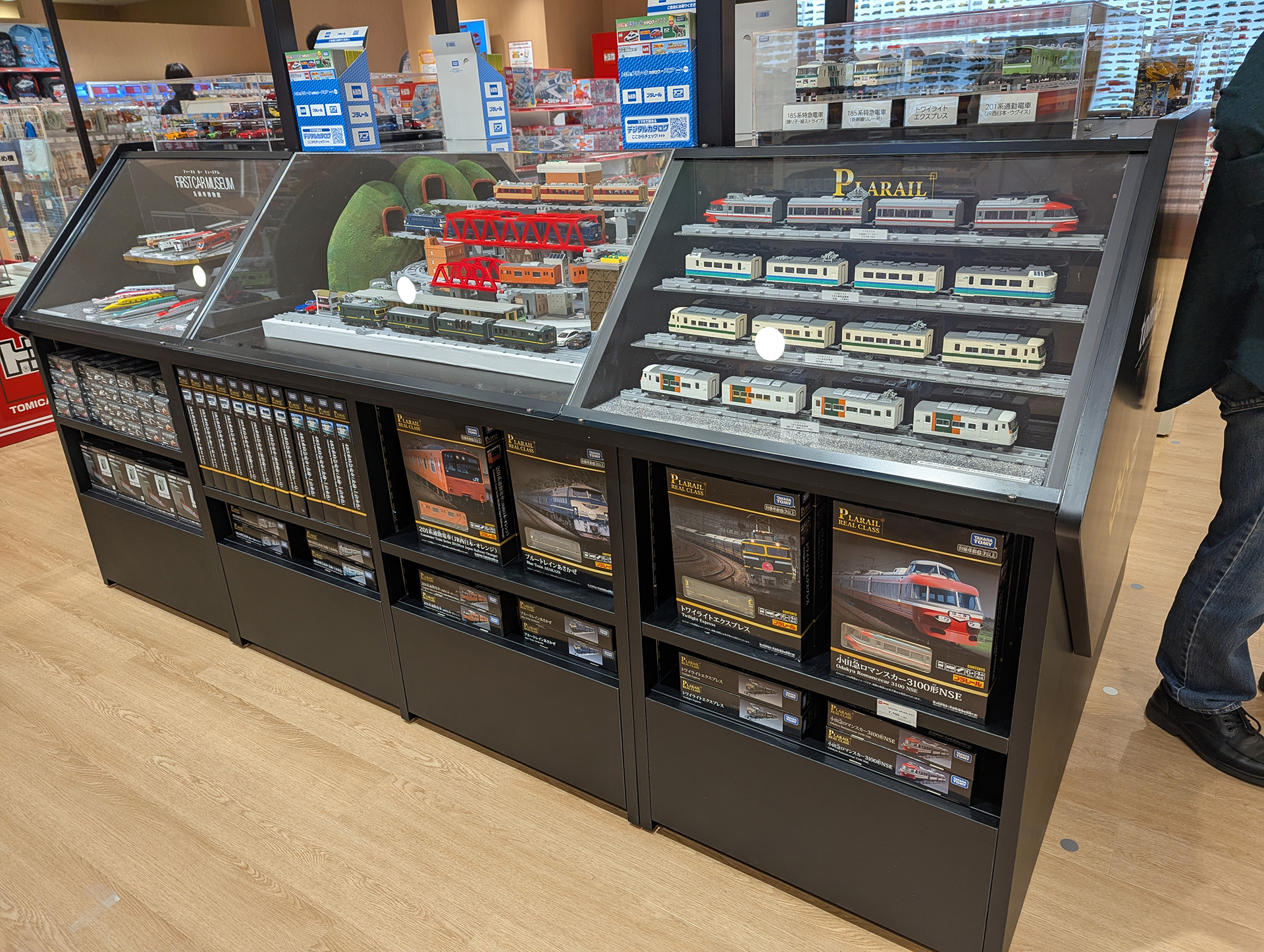 中央の棚は「キダルトコーナー」として、大人向けプラレール「プラレール リアルクラス」の展示と商品陳列、大人向けトミカ「トミカプレミアム」の展示と商品陳列が行なわれている。こちらはプラレールサイド