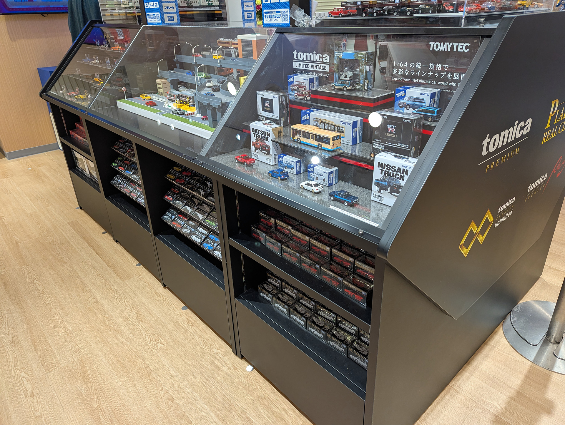 下部には実際に購入可能な商品が陳列されている