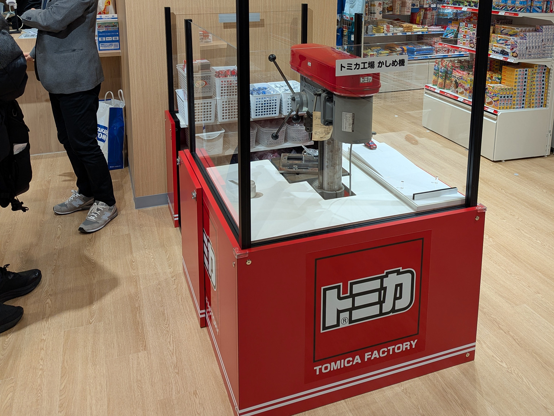 自分だけのオリジナルトミカが作れる「トミカ組立工場」も設置されている