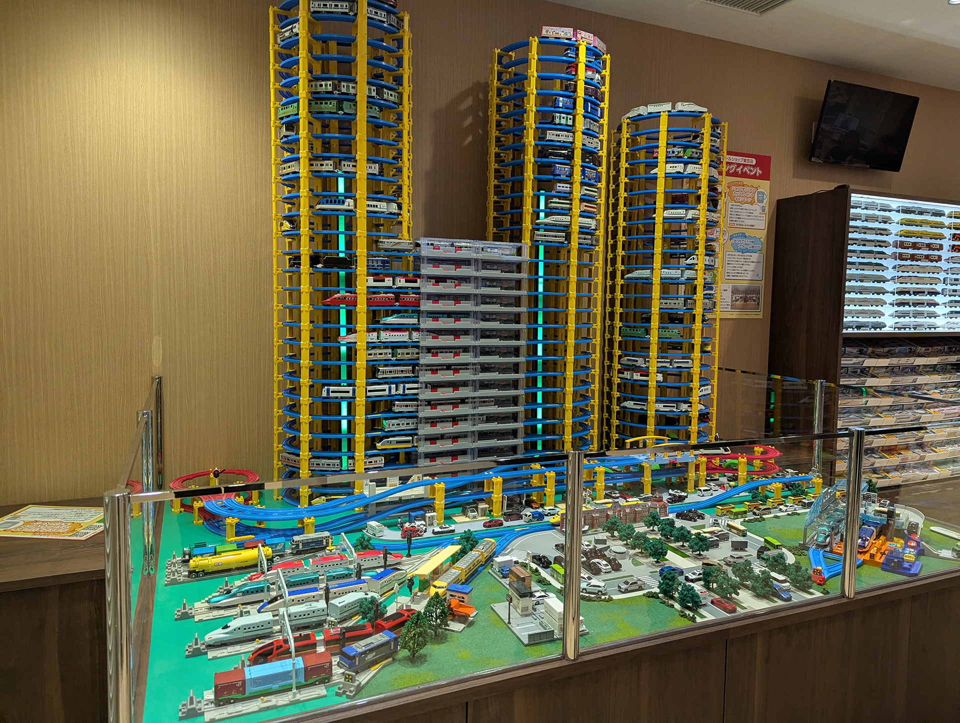巨大なタワー内にもプラレールが走り回る大型のジオラマが常設されており、線路をプラレールがひた走る