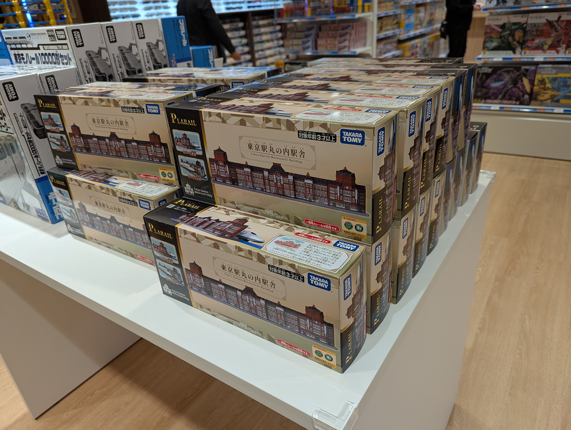 ショップ限定、というわけではないが、ジオラマでも使用している「東京駅」のミニチュアも販売中だ