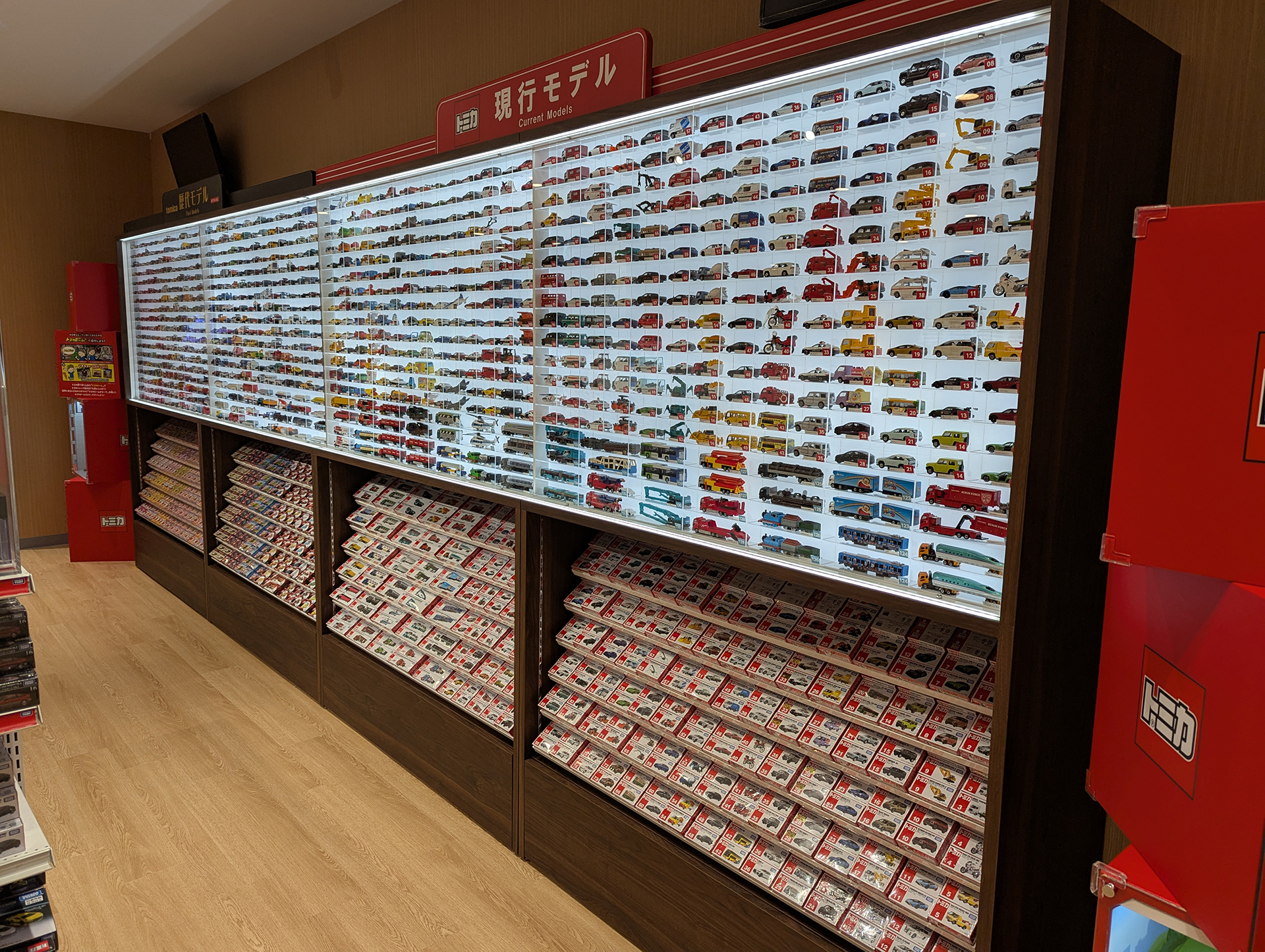総勢700台という現行モデル/歴代モデルのトミカ展示はなかなかに圧巻だ