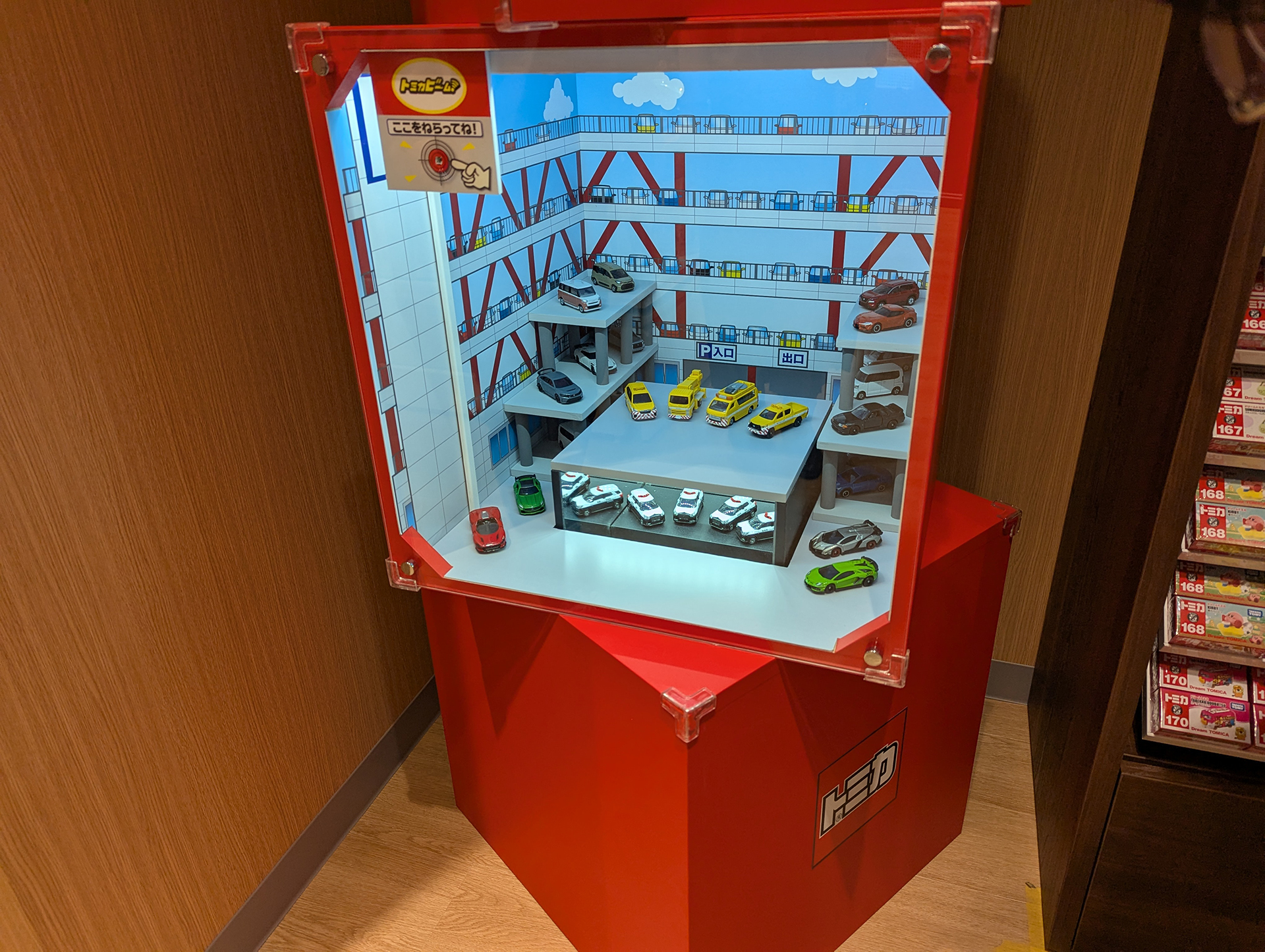 このように、ビームを当てる事で、パーキングの床が稼働して、別の車両が飛び出す仕組み。これは楽しそう