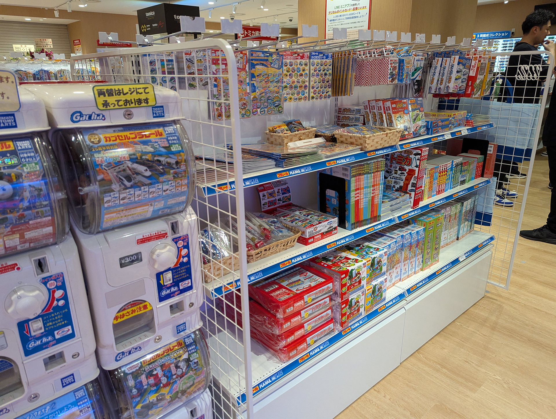 タカラトミー以外のサードパーティが発売するトミカ/プラレール関連グッズも販売している