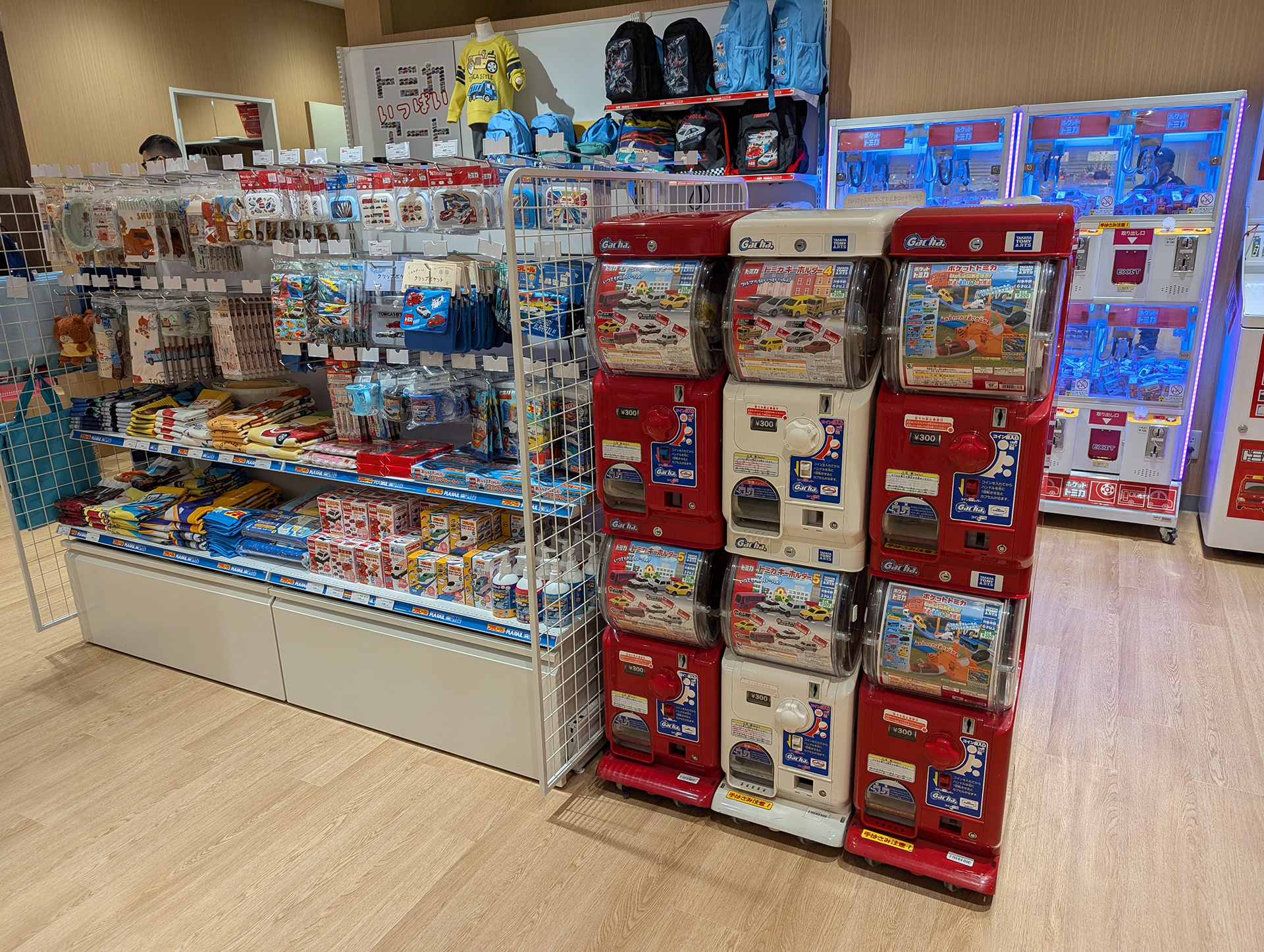 ガチャや洋服などの衣料関連商品も販売。店舗が統合されたことで、こうしたサードパーティのグッズが1カ所に統合されて取り扱いしやすくなったのも統合のメリットの1つだ