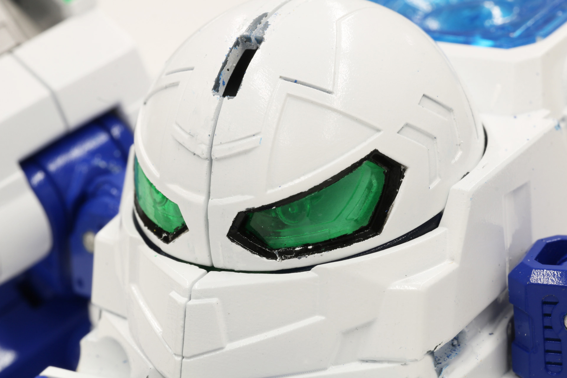 目元にもしっかりとディテールが追加され、ロボットらしさが強調されている